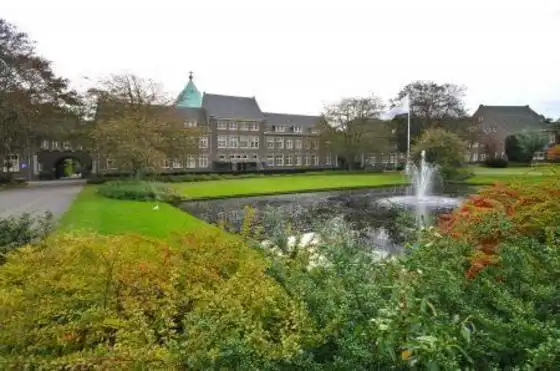 Verhalenkamer Willibrordus van vooraanzicht met fontein